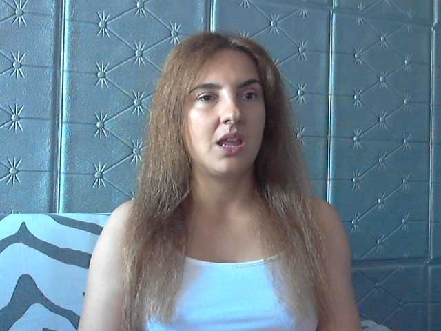 Екранни снимки на излъчване KATYDIAZ