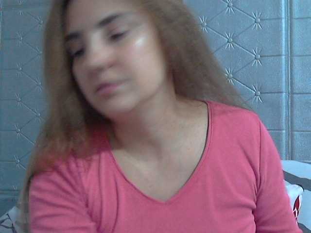 Екранни снимки на излъчване KATYDIAZ