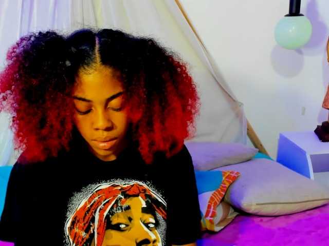 Екранни снимки на излъчване KhloeVega