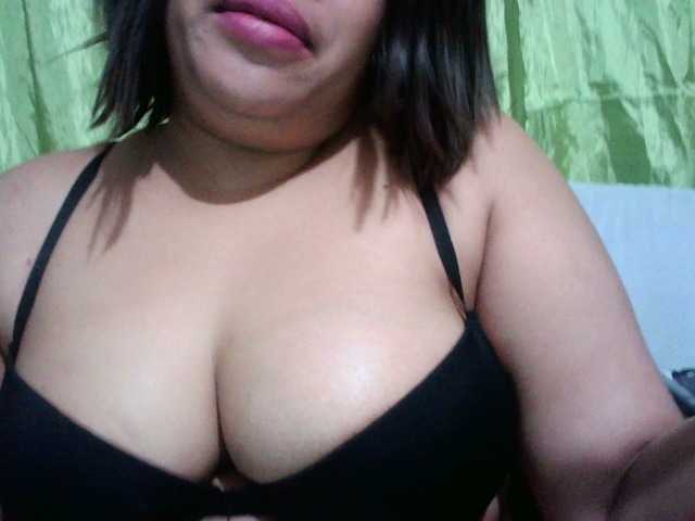 Снимки KiaraBangz Hey Guys !!!!Welcome to my room. No request will be fulfilled without a tip