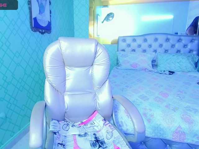 Екранни снимки на излъчване KindomTits