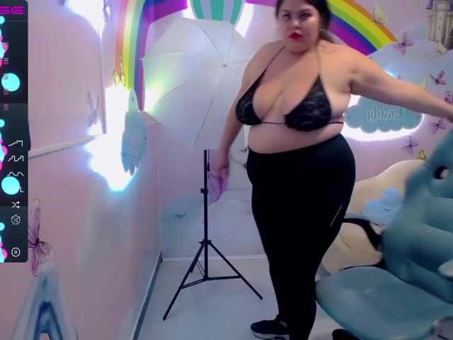 Екранни снимки на излъчване KindomTits