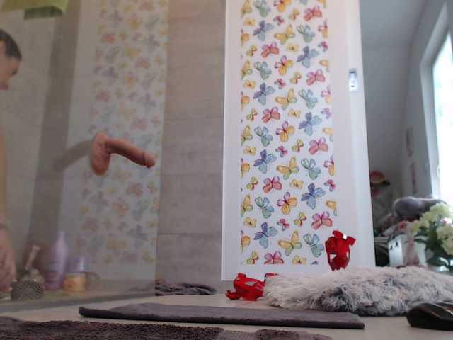 Екранни снимки на излъчване KinkyMoni