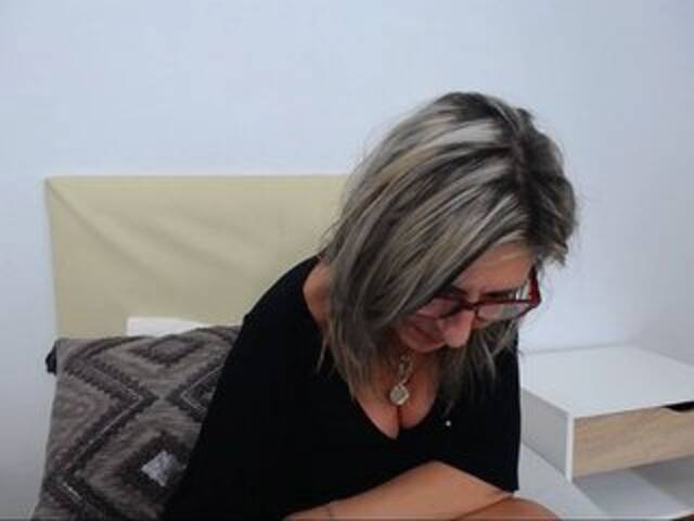 Екранни снимки на излъчване MatureMerryxx