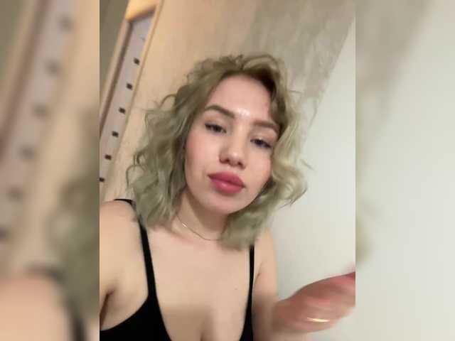 Екранни снимки на излъчване MerriiiRosalee