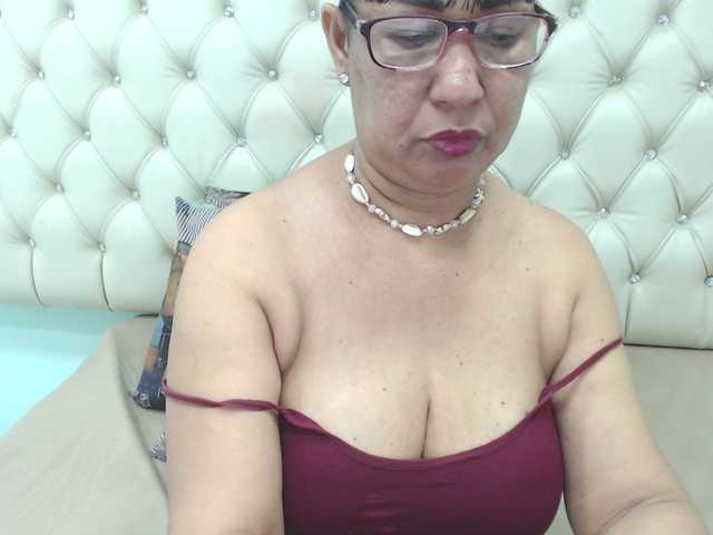 Екранни снимки на излъчване MilfPleasure1