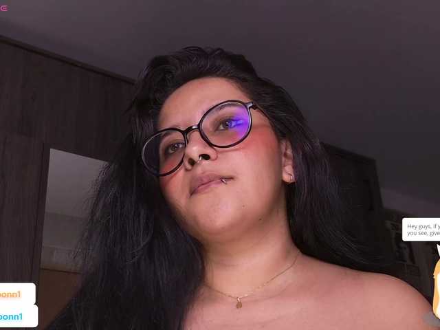 Екранни снимки на излъчване MissMoonn