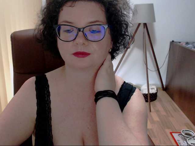 Снимки MissTroublle have a great weekend!cum with me....tease me and ill tease you back!check tip menu for extra fun #milf #bigboobs #femdom #bbw #roleplay 1111