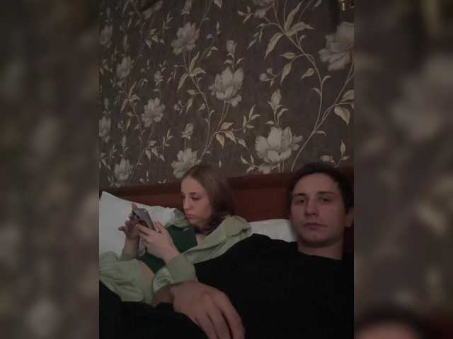 Екранни снимки на излъчване Molly-and-Tommy