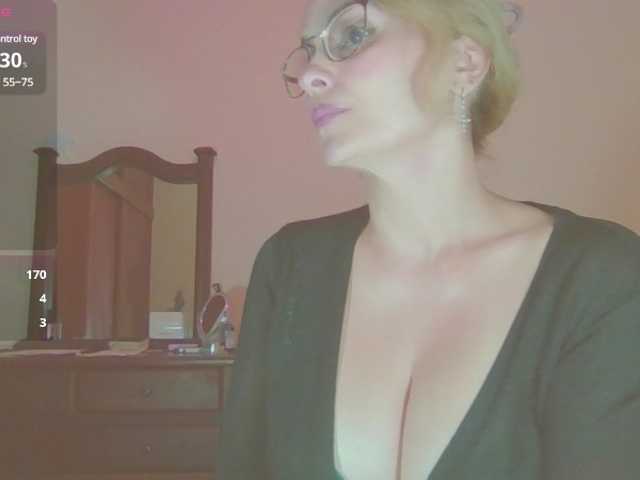 Снимки myloverlee In silence, the children are at home,With 1 tokens, active vibrator, wet my pussy...HORNY FOR YOU,FAV 55