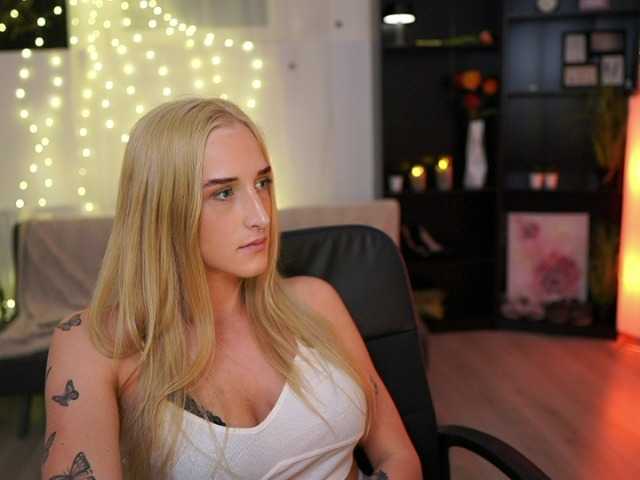 Снимки NicoletteShea01 Still new here, come and taste my juicy titties :)