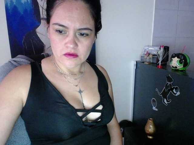 Екранни снимки на излъчване RoxaneFox