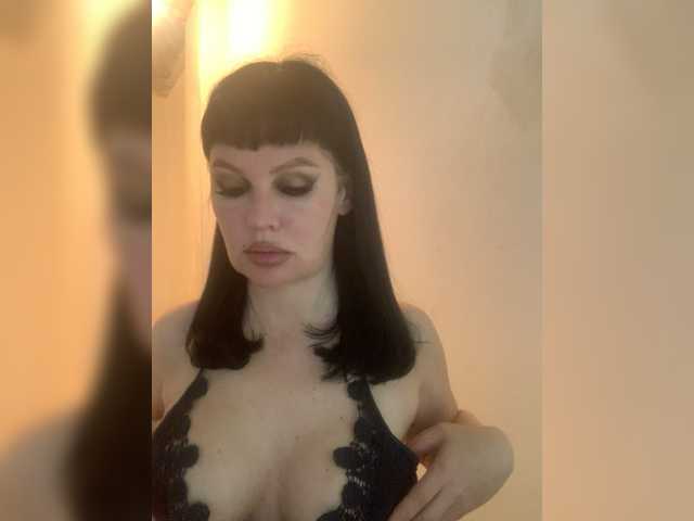 Екранни снимки на излъчване RoyalBreasts