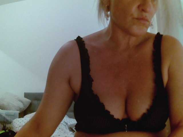 Снимки Sandyforyou i am horny bitch . I love cocks. Wanna show my wet pussy??