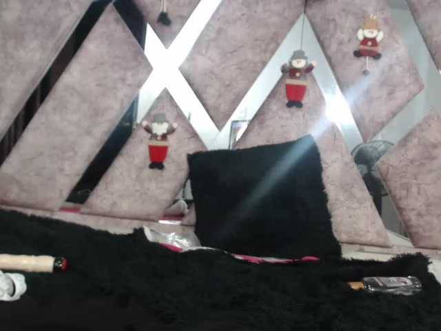 Екранни снимки на излъчване ShantalWhite