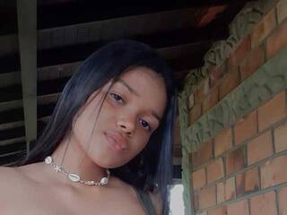 Еротичен видео чат Tiny-Annie