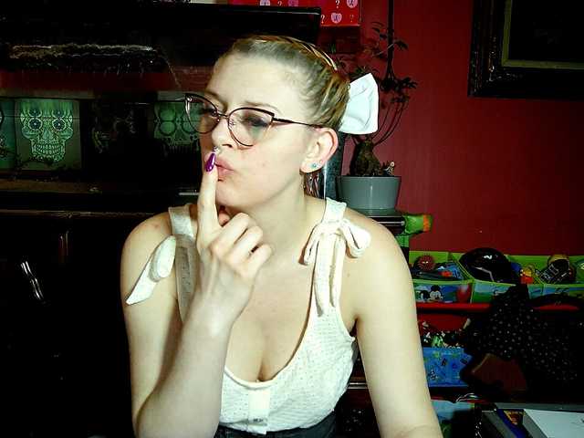 Екранни снимки на излъчване KinkyJawn