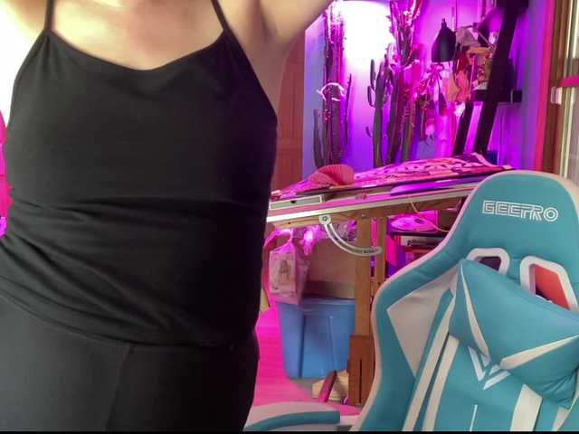 Екранни снимки на излъчване KinkyJawn