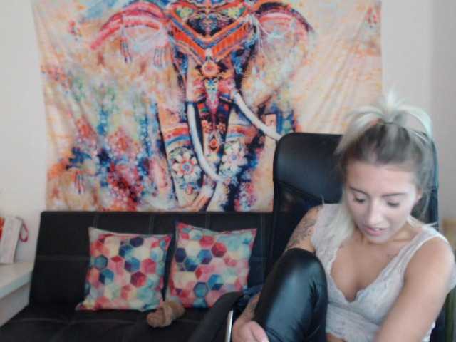 Снимки zoee21 Goal Amount : 3000 tokens - full naked if i like-5 stand up and around-15 tokens show feet -25 tokens body tour- 30 tokens one cloth less- 40 tokens dog pose- 70 tokens finger in the mouth-75 tokens i take off my pants and top -100 to